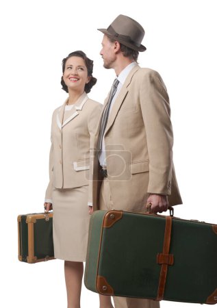 Téléchargez les photos : Couple élégant partant pour des vacances avec bagages, style années 1950 - en image libre de droit