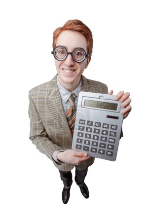 Foto de Nerd chico sosteniendo una gran calculadora y sonriente, finanzas y contabilidad concepto - Imagen libre de derechos