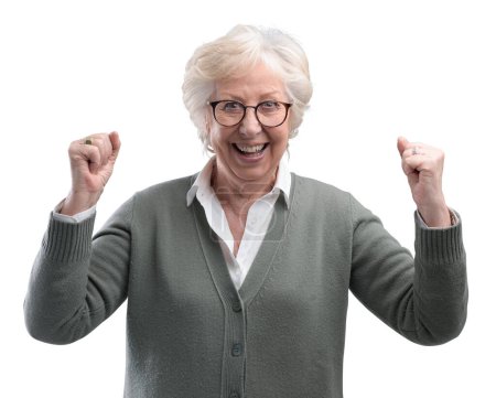 Foto de Éxito señora mayor celebrando su victoria con los puños levantados, ella es entusiasta y alegre - Imagen libre de derechos
