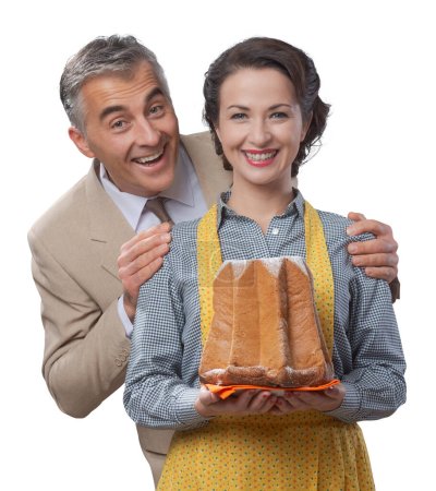 Téléchargez les photos : Couple vintage souriant avec pandoro italien traditionnel - en image libre de droit