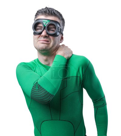 Téléchargez les photos : Superhéros vert touchant son cou et son épaule et ressentant de la douleur
. - en image libre de droit