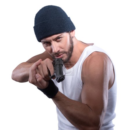 Foto de Guapo agresivo criminal con gorra sosteniendo un arma - Imagen libre de derechos