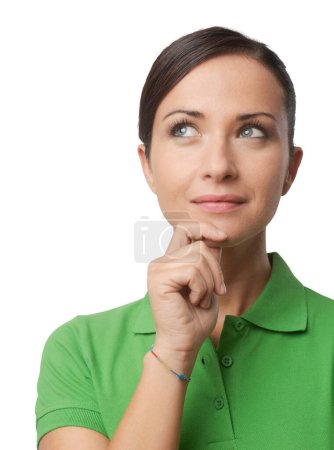 Foto de Sonriente joven atractiva en camiseta verde con la mano en la barbilla
. - Imagen libre de derechos