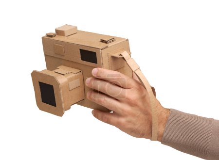 Foto de Fotógrafo sosteniendo una cámara de cartón hecha a mano, artesanía y concepto de creatividad - Imagen libre de derechos