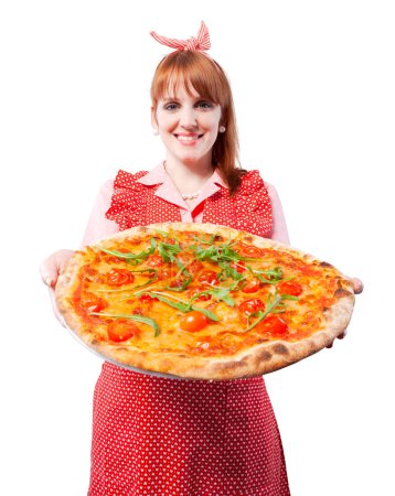 Téléchargez les photos : Joyeux vieux style femme au foyer tenant une délicieuse pizza maison - en image libre de droit