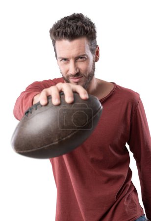 Téléchargez les photos : Jeune joueur de football attrayant jouant avec le ballon sur fond gris - en image libre de droit