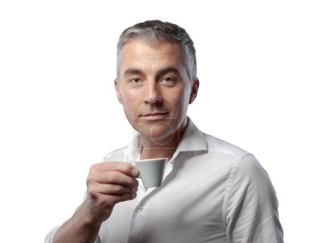 Foto de Hombre guapo confiado tomando un café y bebiendo espresso - Imagen libre de derechos