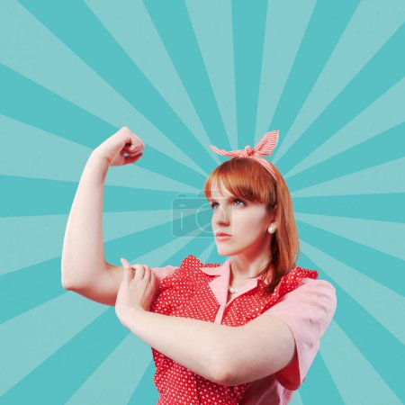 Téléchargez les photos : Femme au foyer confiante de style vintage montrant biceps et poing : concept d'autonomisation des femmes et de féminisme - en image libre de droit