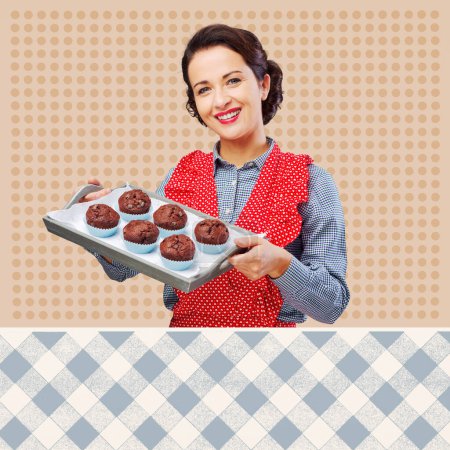 Téléchargez les photos : Femme vintage souriante dans un tablier servant des muffins au chocolat faits maison sur un plateau - en image libre de droit
