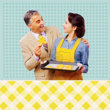 Téléchargez les photos : Vintage femme servant maison fait pain d'épice hommes biscuits à son mari souriant - en image libre de droit