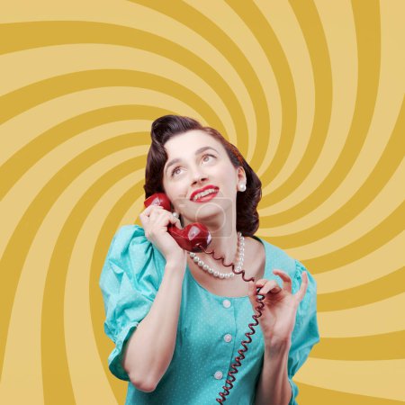 Téléchargez les photos : Femme de style vintage tenant le récepteur et ayant un appel téléphonique, elle a un appel romantique - en image libre de droit