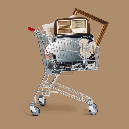 Foto de Carrito lleno de viejos electrodomésticos y decoraciones vintage: compras, venta y concepto de venta al por menor - Imagen libre de derechos
