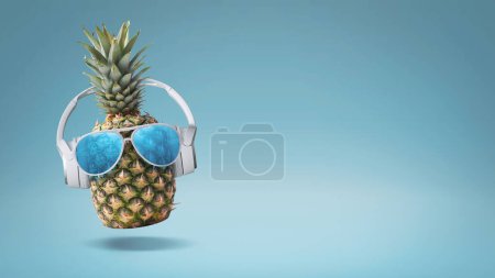 Foto de Feliz piña usando auriculares y escuchando música, verano y concepto de fiesta - Imagen libre de derechos