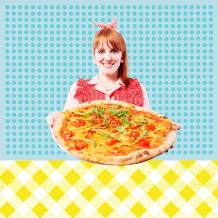 Foto de Feliz ama de casa de estilo antiguo sosteniendo una deliciosa pizza casera - Imagen libre de derechos