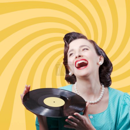 Téléchargez les photos : Gaie vintage femme tenant un disque de vinyle et riant - en image libre de droit