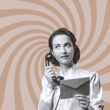 Téléchargez les photos : Vintage secrétaire au téléphone tenant une enveloppe fermée - en image libre de droit