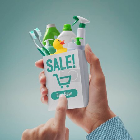 Foto de Cliente sosteniendo una bolsa de compras en miniatura y pidiendo detergentes en línea, ella está presionando el botón de compra ahora - Imagen libre de derechos