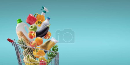 Frische Lebensmittel und Waren fallen in den Einkaufswagen eines Supermarktes, Lebensmitteleinkaufskonzept