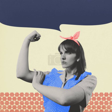 Téléchargez les photos : Femme au foyer confiante de style vintage montrant biceps et poing : concept d'autonomisation des femmes et de féminisme - en image libre de droit