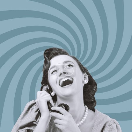 Téléchargez les photos : Gai style vintage femme élégante ayant un appel téléphonique passionnant et bavardage avec son ami, elle tient le récepteur et souriant - en image libre de droit