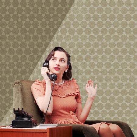 Téléchargez les photos : Femme de style vintage assise sur un fauteuil et bavardant au téléphone - en image libre de droit