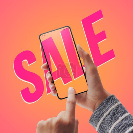 Téléchargez les photos : Femme faisant des achats en ligne sur son smartphone, vente et offre concept - en image libre de droit