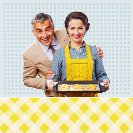 Téléchargez les photos : Vintage couple heureux souriant, elle sert des biscuits faits maison pour hommes en pain d'épice - en image libre de droit