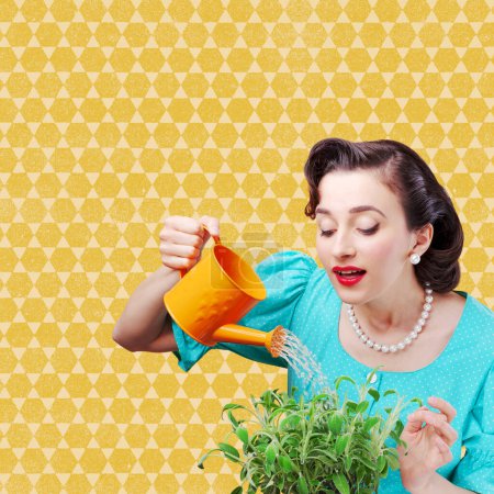 Téléchargez les photos : Style rétro femme arrosage plantes à la maison en utilisant un petit arrosoir, jardinage et concept de ménage - en image libre de droit