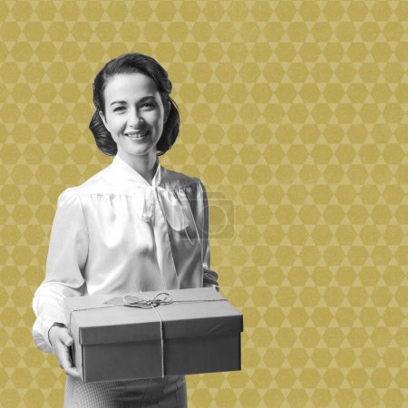 Foto de Mujer vintage sonriente sosteniendo un paquete de paquete de correo, envío y concepto de entrega - Imagen libre de derechos