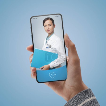 Foto de Servicio médico en línea y telemedicina: médico dando consejos sobre la pantalla del teléfono inteligente - Imagen libre de derechos