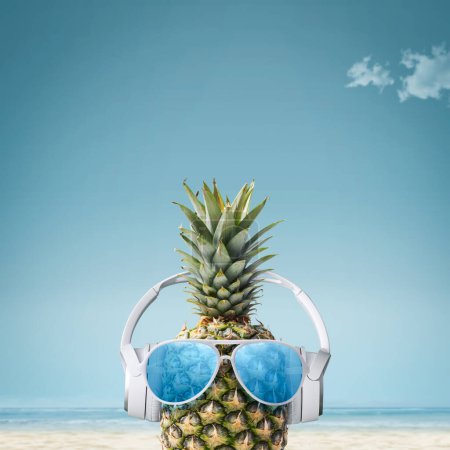 Téléchargez les photos : Ananas drôle portant des écouteurs et des lunettes de soleil à la plage tropicale, vacances d'été et concept de fête, espace de copie - en image libre de droit
