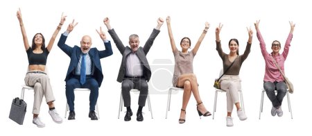 Téléchargez les photos : Des gens heureux et réussis assis sur une chaise et célébrant avec les bras levés - en image libre de droit