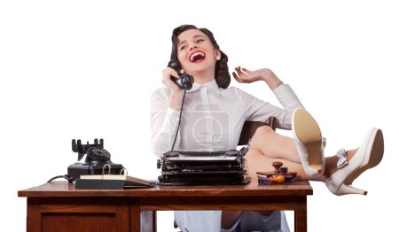 Foto de Perezosa secretaria de estilo vintage grosero con los pies en el escritorio de la oficina, ella está chismeando por teléfono - Imagen libre de derechos