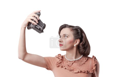 Téléchargez les photos : Belle femme élégante prenant un autoportrait avec un appareil photo vintage - en image libre de droit