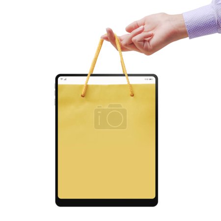Téléchargez les photos : Femme tenant un sac à provisions dans une tablette numérique, concept d'achat et de vente en ligne - en image libre de droit