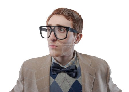 Foto de Retrato de un chico nerd divertido con gafas grandes, él está nervioso y mirando a su alrededor - Imagen libre de derechos
