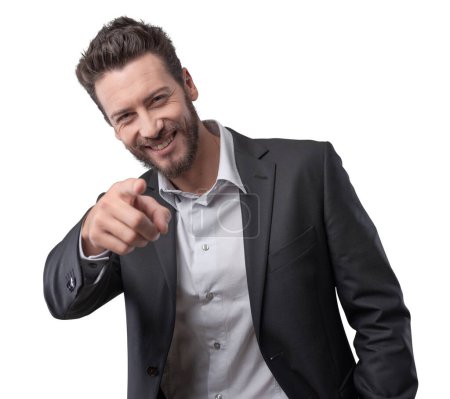 Téléchargez les photos : Heureux homme d'affaires souriant riant et pointant du doigt la caméra - en image libre de droit