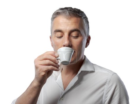 Foto de Hombre guapo confiado tomando un café y bebiendo espresso - Imagen libre de derechos