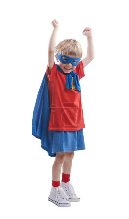 Foto de Niño pequeño en un disfraz de superhéroe posando aislado sobre fondo blanco - Imagen libre de derechos