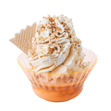 Foto de Delicioso helado con oblea y aderezos en una taza de plástico - Imagen libre de derechos