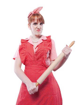 Téléchargez les photos : Agressif en colère style vintage femme au foyer tenant un rouleau à pâtisserie et regardant la caméra - en image libre de droit
