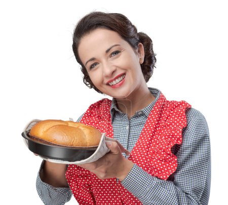 Foto de Mujer vintage sonriente sosteniendo un pastel casero en una lata para hornear - Imagen libre de derechos