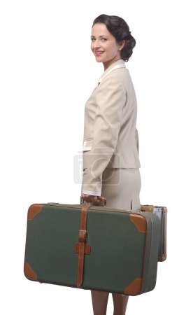 Téléchargez les photos : Femme vintage souriante tenant des valises prêtes à partir pour des vacances. - en image libre de droit