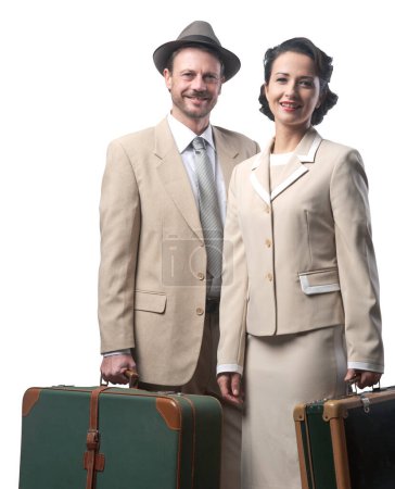 Téléchargez les photos : Couple élégant partant pour des vacances avec bagages, style années 1950 - en image libre de droit