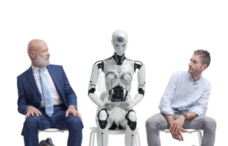Foto de Los solicitantes de empleo decepcionados sentados en la sala de espera y mirando al candidato robot AI, están esperando la entrevista de trabajo - Imagen libre de derechos