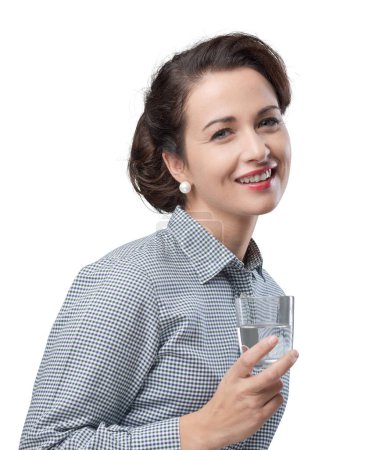 Téléchargez les photos : Belle femme des années 1950 qui boit un verre d'eau - en image libre de droit