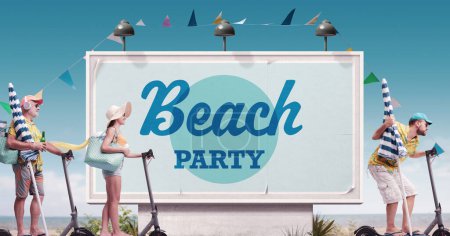 Foto de Felices turistas en la playa, que están montando e-scooters e ir a la fiesta de la playa, gran cartel con espacio de copia en el fondo - Imagen libre de derechos
