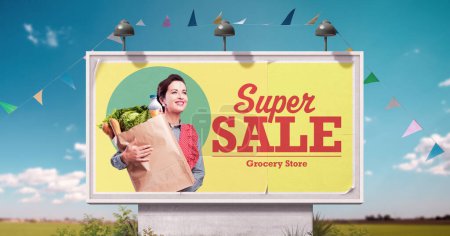 Téléchargez les photos : Publicité d'épicerie de style vintage sur panneau d'affichage avec une femme au foyer heureuse tenant un sac plein d'épicerie - en image libre de droit