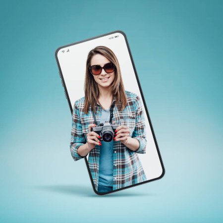 Téléchargez les photos : Photographe et touriste souriante dans un vidéocall smartphone et souriante, concept de service en ligne - en image libre de droit