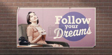 Téléchargez les photos : Affiche publicitaire vintage inspirante avec une femme romantique émotionnelle tenant un livre : suivez vos rêves - en image libre de droit